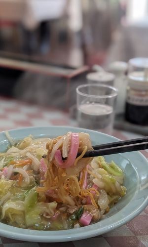 伊万里中華の天狗屋飯店ランチタイムメニュー皿うどんの食事シーンの写真