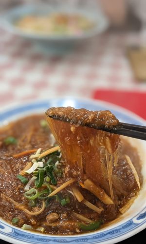 伊万里中華の天狗屋飯店ランチタイムメニュー春雨定食の食事シーンの写真