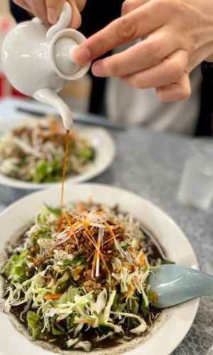 伊万里中華の天狗屋飯店夏季限定メニュー健康黒酢冷麺の食事シーンの写真